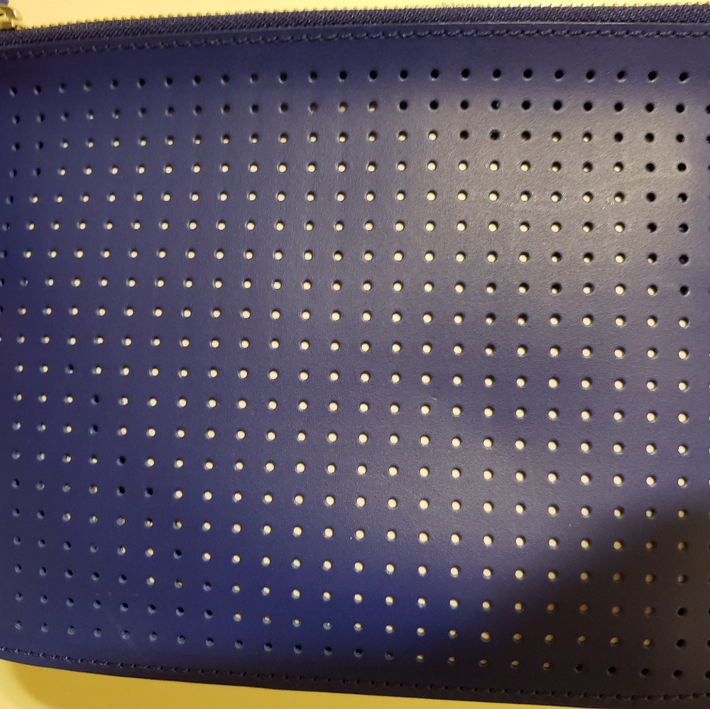 Gap pouch